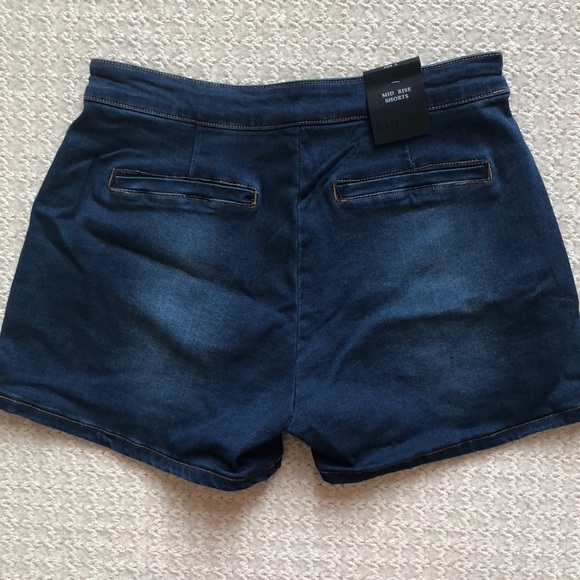 Shorts - Picture 2 of 5